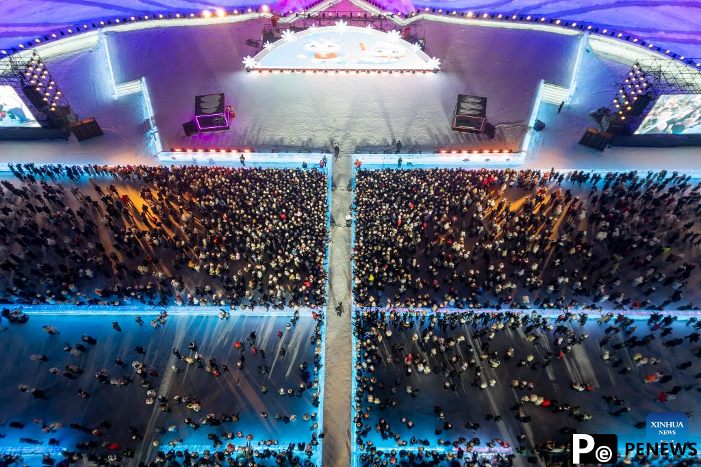Tourist destinations in China attract visitors with ice and snow activities