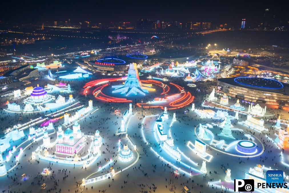 Tourist destinations in China attract visitors with ice and snow activities