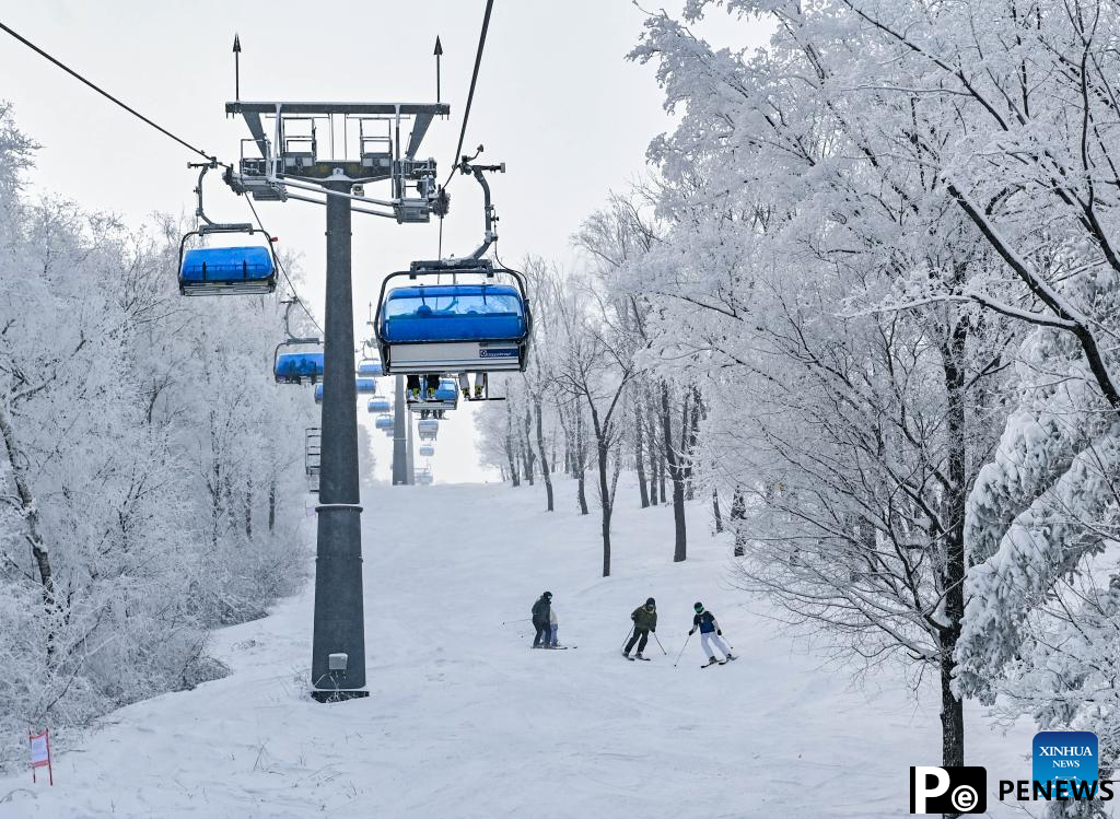 Tourist destinations in China attract visitors with ice and snow activities