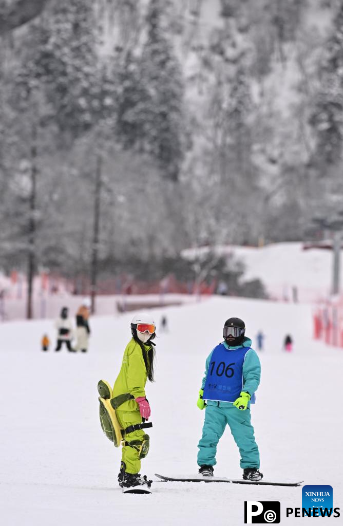 Tourist destinations in China attract visitors with ice and snow activities