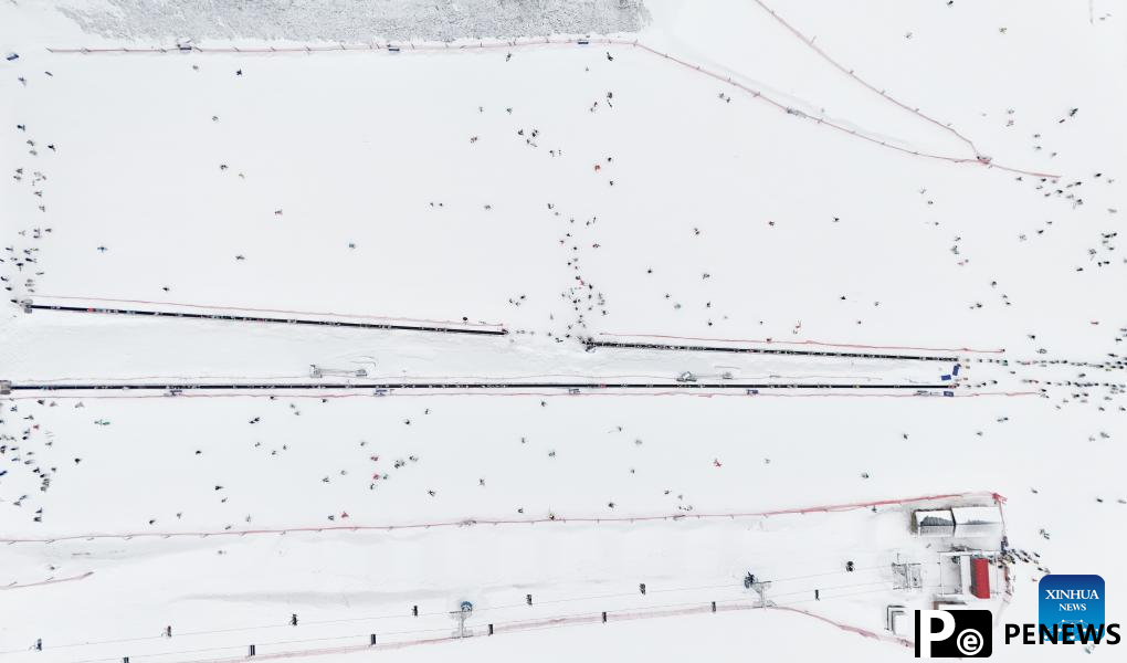 Tourist destinations in China attract visitors with ice and snow activities