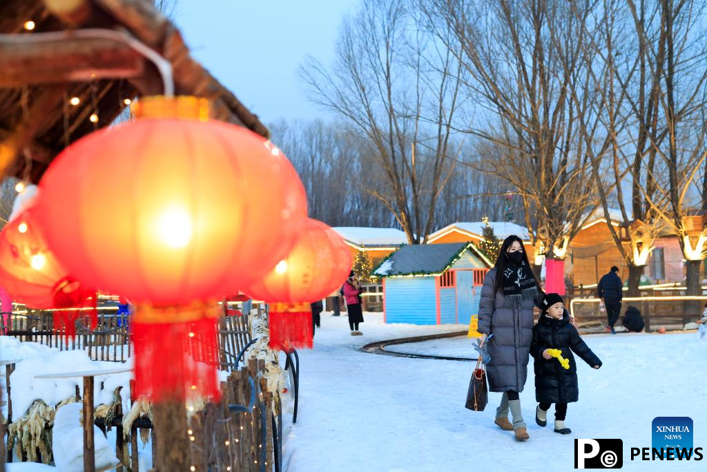 Tourist destinations in China attract visitors with ice and snow activities