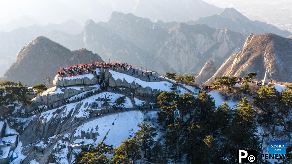 Huashan Mountain in NW China ushers in peak tourist season during Spring Festival holiday