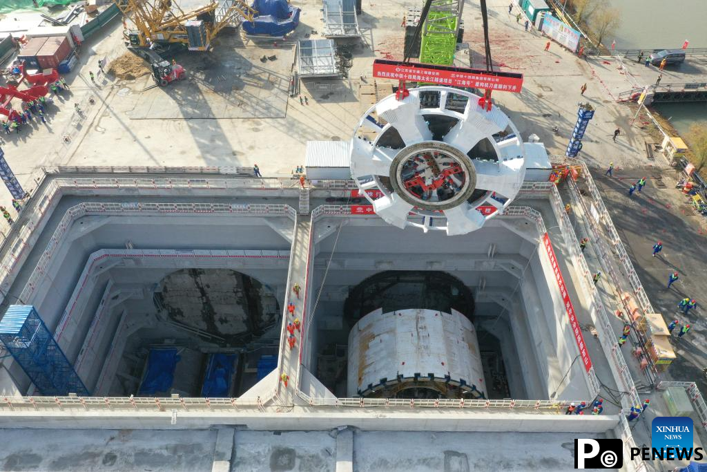 Mounting ceremony of cutter head of ＂Jianghaihao＂ shield tunneling machine held in Jiangsu