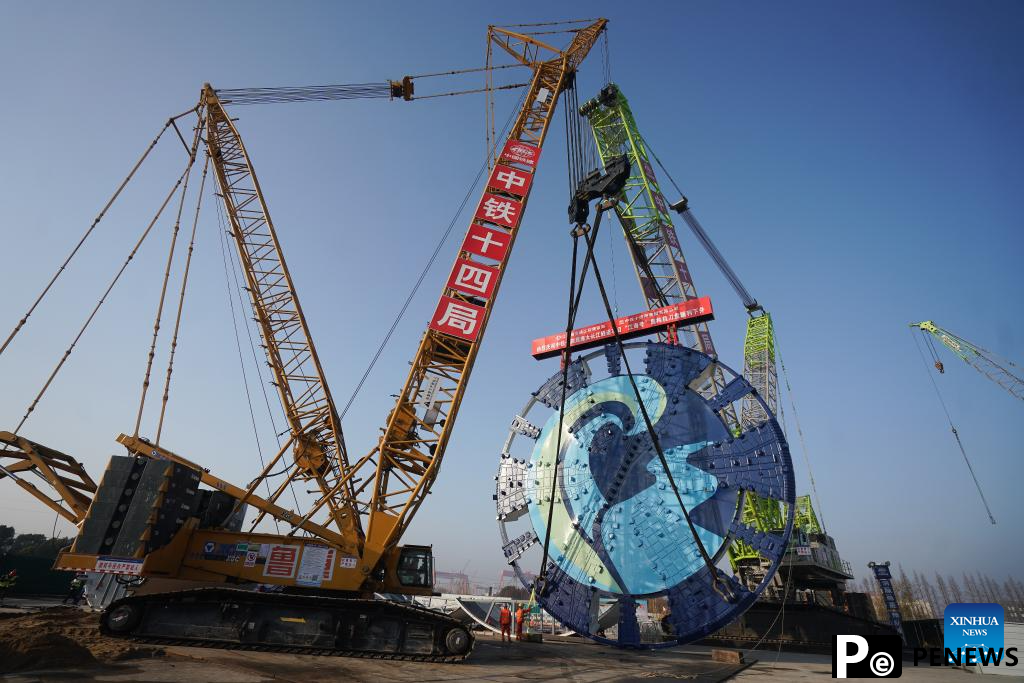 Mounting ceremony of cutter head of ＂Jianghaihao＂ shield tunneling machine held in Jiangsu