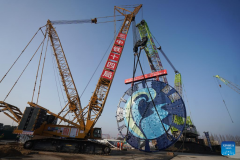 Mounting ceremony of cutter head of ＂Jianghaihao＂ shield tunneling machine held in Jiangsu