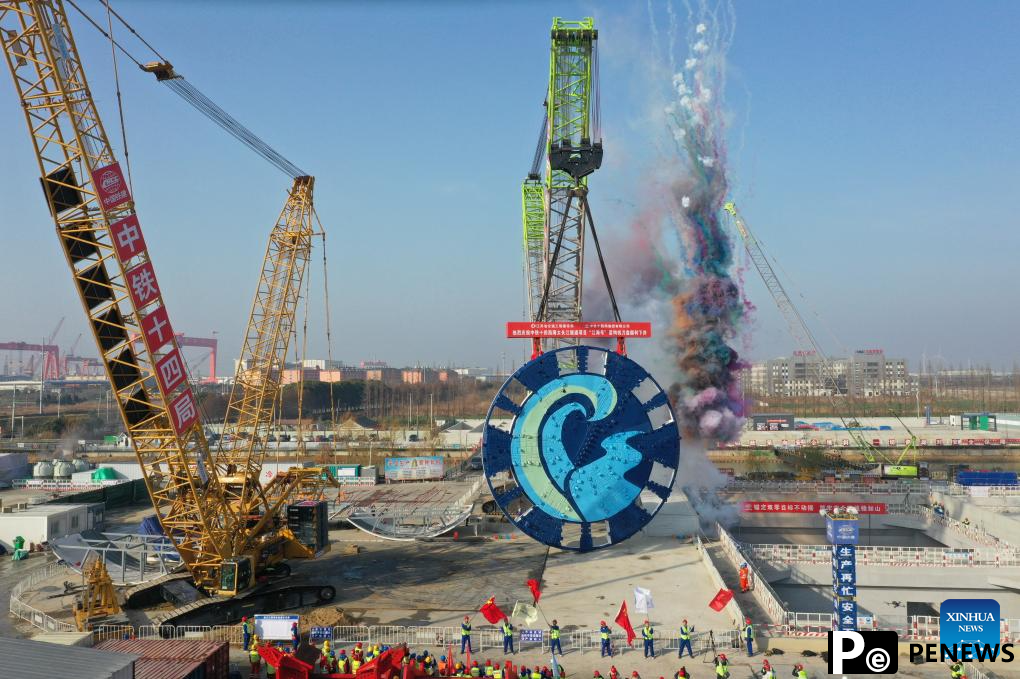 Mounting ceremony of cutter head of ＂Jianghaihao＂ shield tunneling machine held in Jiangsu