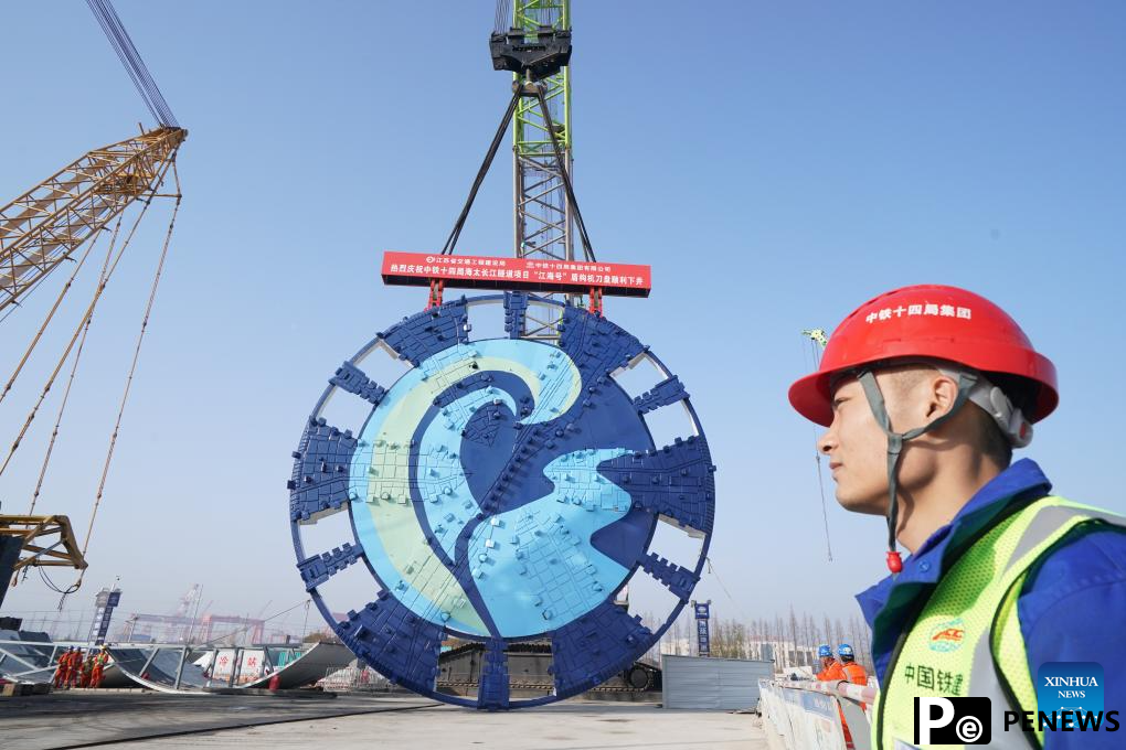 Mounting ceremony of cutter head of ＂Jianghaihao＂ shield tunneling machine held in Jiangsu
