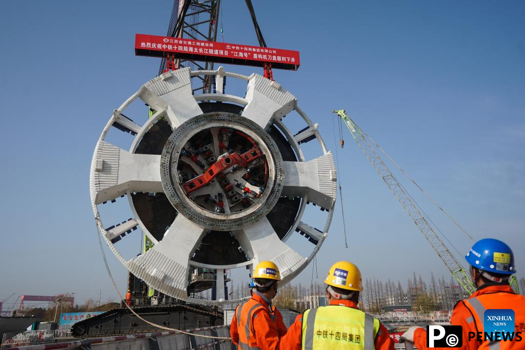 Mounting ceremony of cutter head of ＂Jianghaihao＂ shield tunneling machine held in Jiangsu
