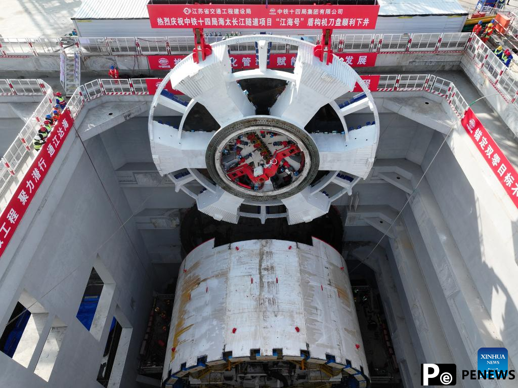 Mounting ceremony of cutter head of ＂Jianghaihao＂ shield tunneling machine held in Jiangsu
