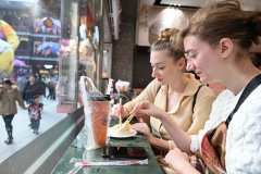 Foreign visitors experience China's improved mobile payment environment over Spring Festival