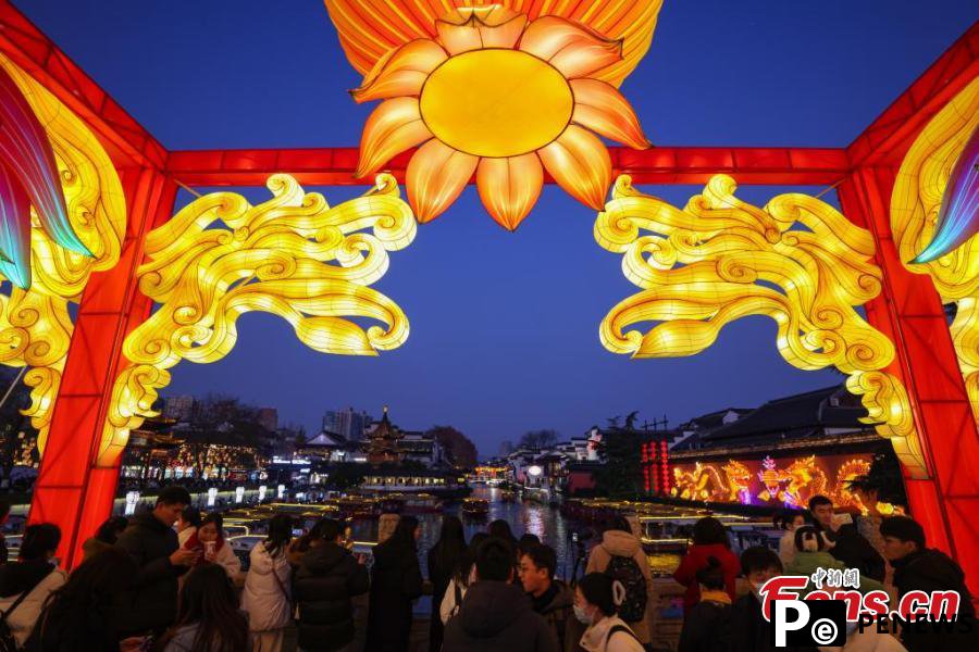 Stunning lanterns greet Spring Festival in Nanjing