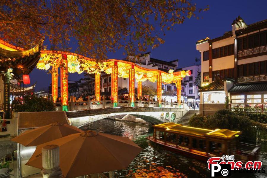 Stunning lanterns greet Spring Festival in Nanjing