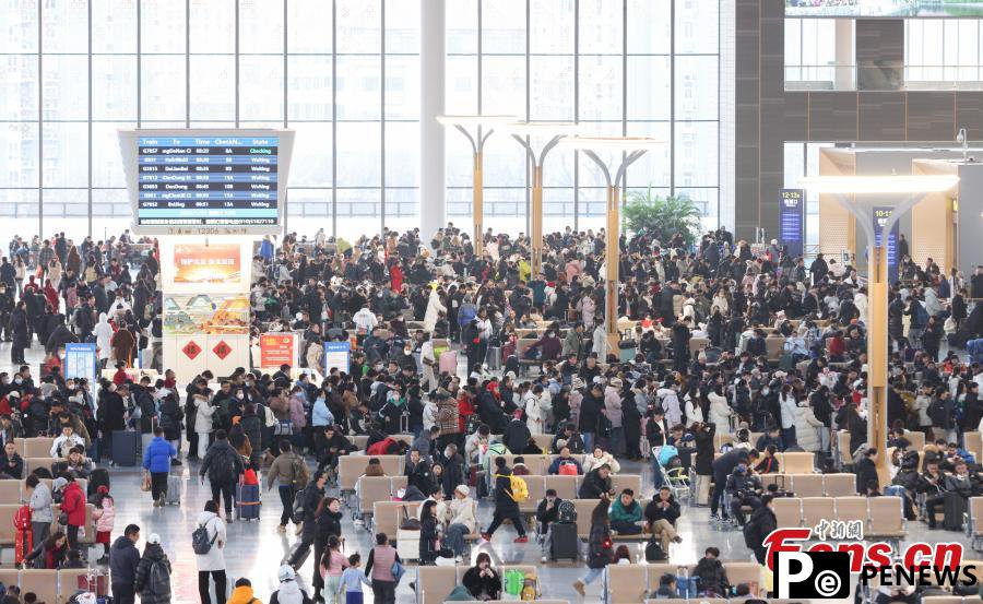 Chinese railways witness travel peak ahead of festival