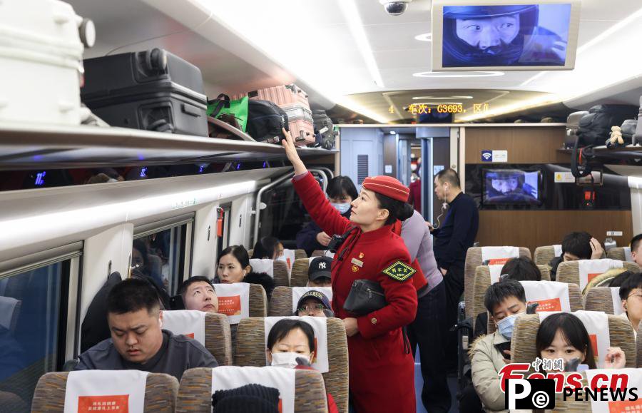 Chinese railways witness travel peak ahead of festival