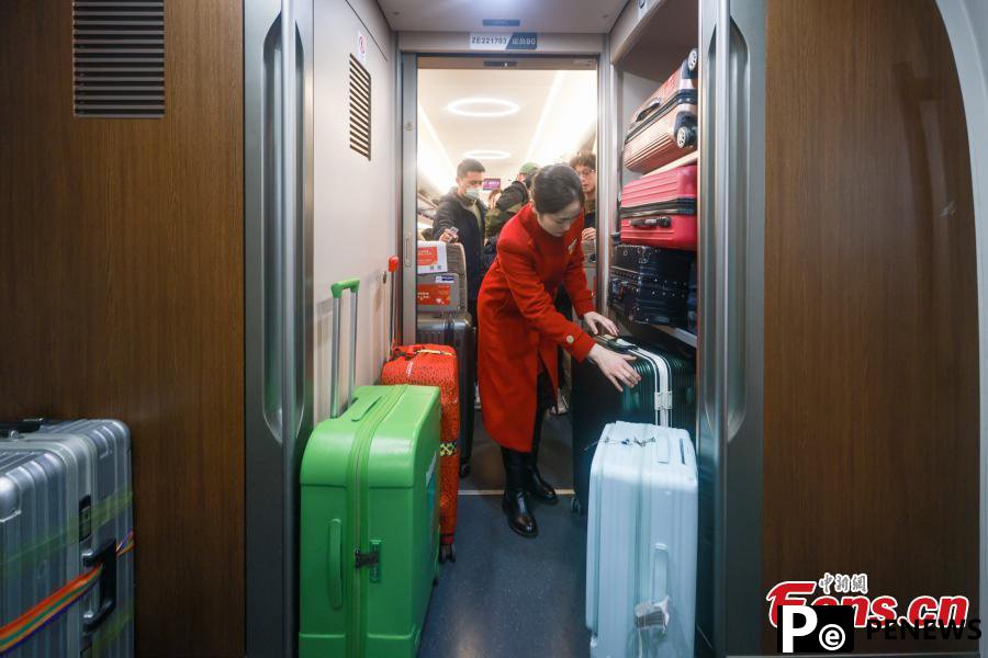 Chinese railways witness travel peak ahead of festival