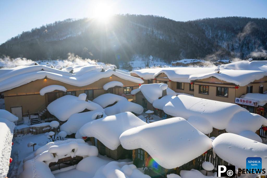 "Snow Town" attracts tourists with white snow and red lanterns in Mudanjiang