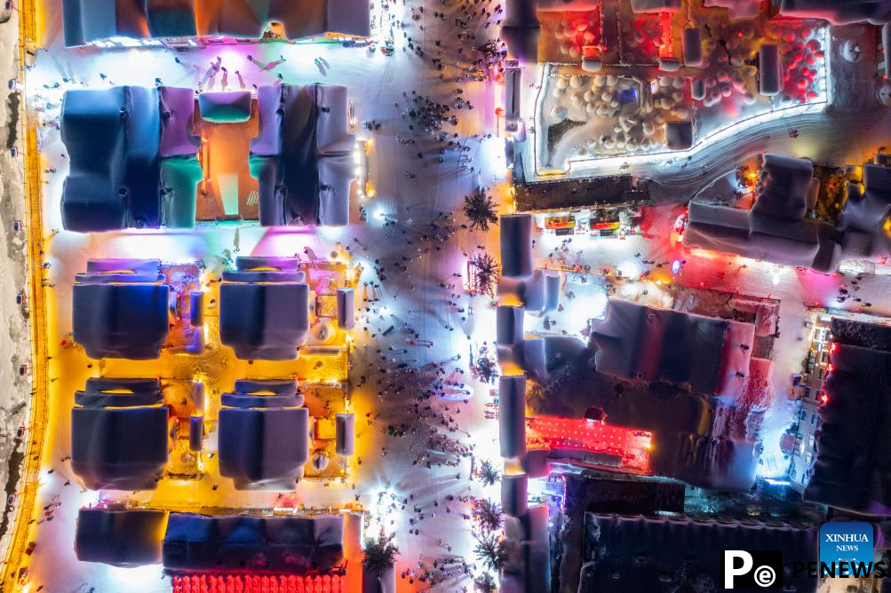 "Snow Town" attracts tourists with white snow and red lanterns in Mudanjiang