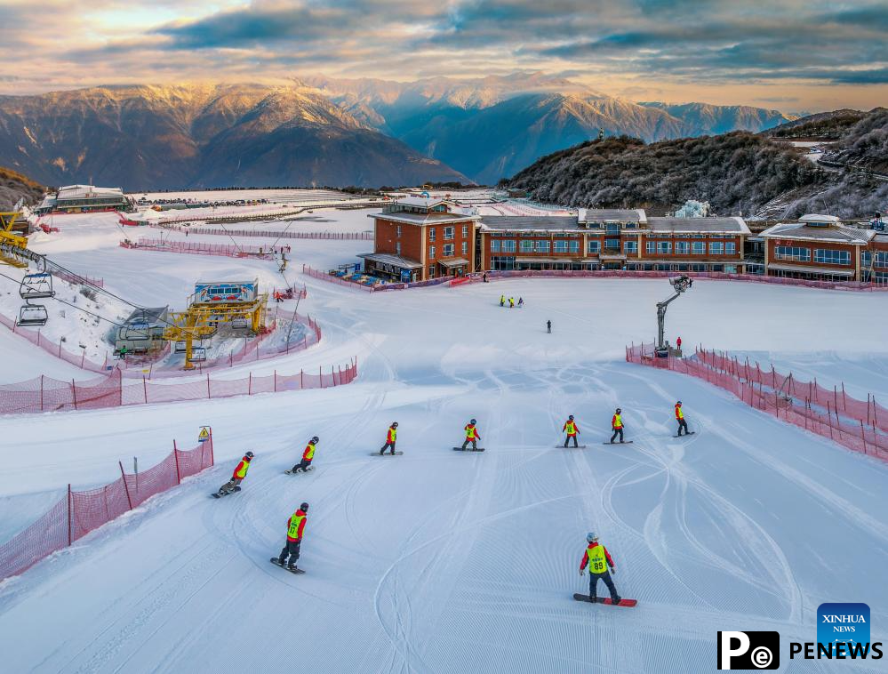 Sichuan attracts numerous tourists, snow sports enthusiasts each snow season