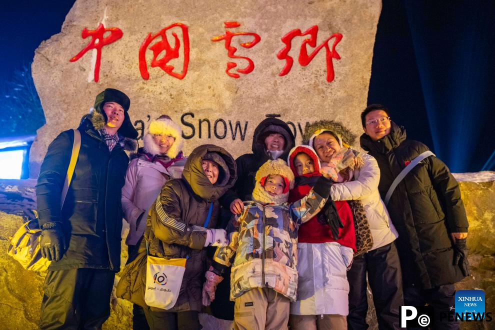 "Snow Town" attracts tourists with white snow and red lanterns in Mudanjiang
