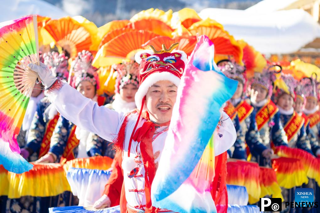 "Snow Town" attracts tourists with white snow and red lanterns in Mudanjiang