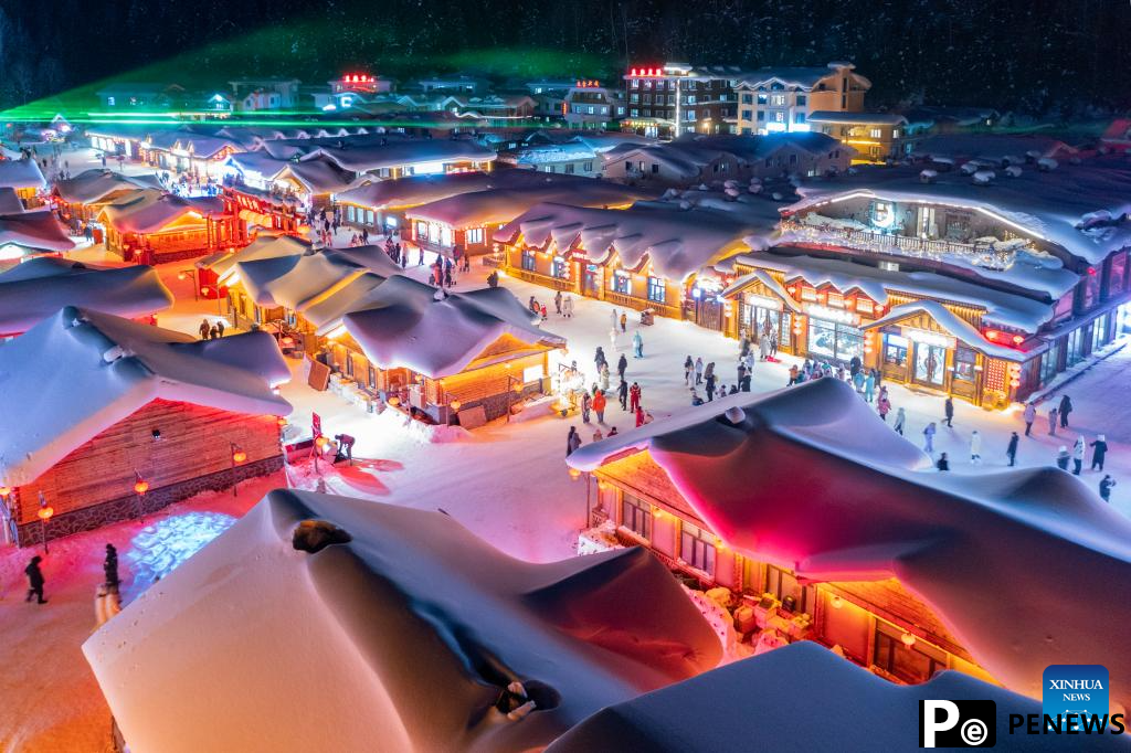 "Snow Town" attracts tourists with white snow and red lanterns in Mudanjiang