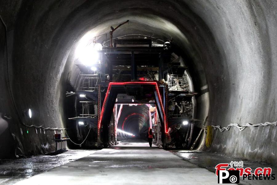 Taixingshan tunnel drilled through in Shaanxi
