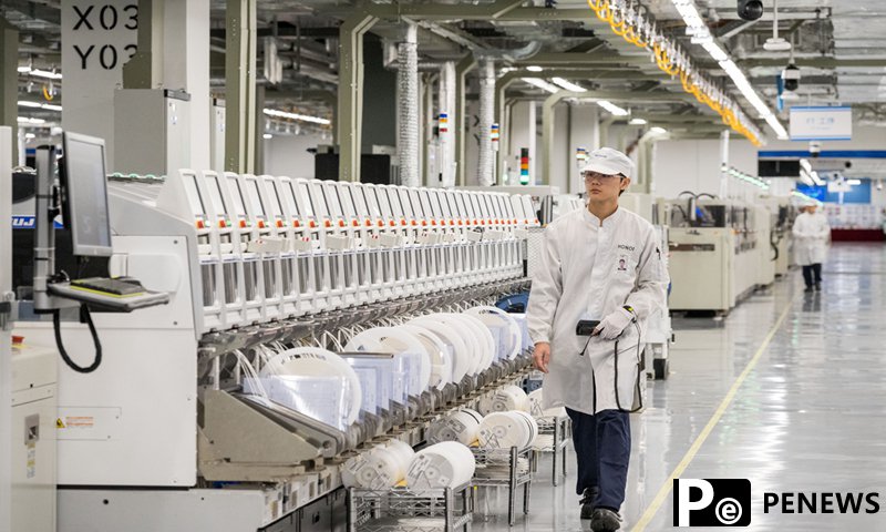 Workers walk along an assembly line at Honor Device Co, a smartphone maker located in an intelligent industrial park in the southern Chinese city of Shenzhen on December 14, 2023. Photo: Chen Tao/GT