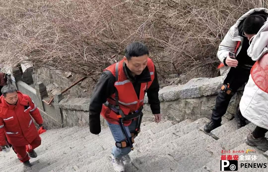 Chinese scenic spots deploy exoskeleton robots to assist tourists, with large