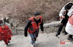 Chinese scenic spots deploy exoskeleton robots to assist tourists, with large