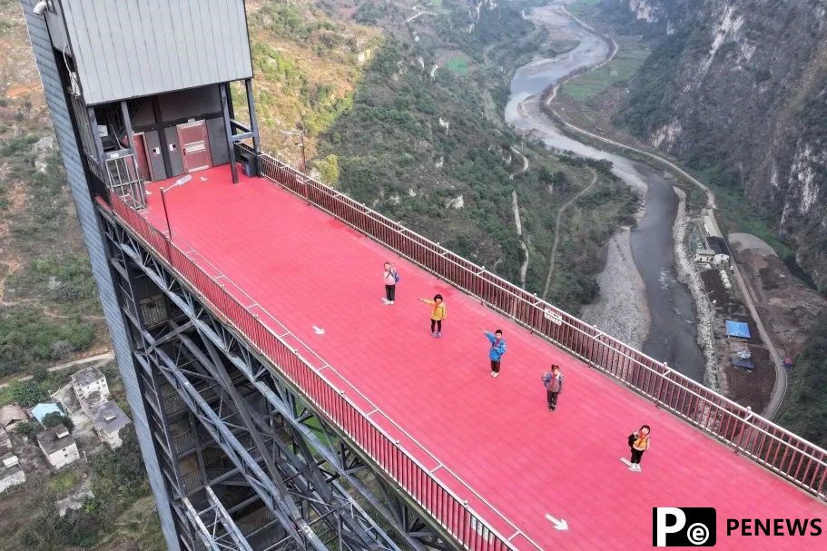 ＂Sky school bus＂ ensures safer trip to school for students in mountainous village