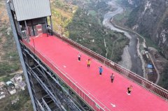 ＂Sky school bus＂ ensures safer trip to school for students in mountainous village