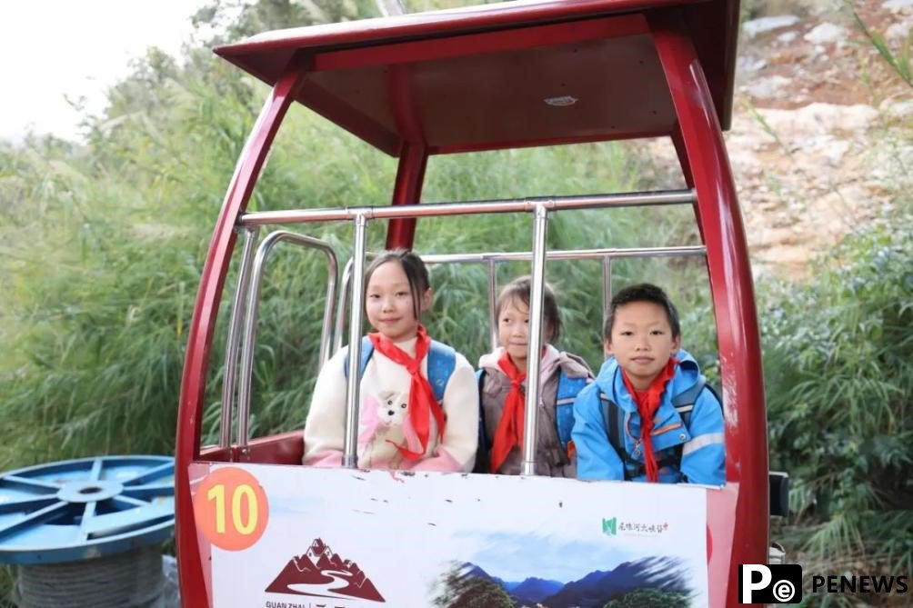 ＂Sky school bus＂ ensures safer trip to school for students in mountainous village