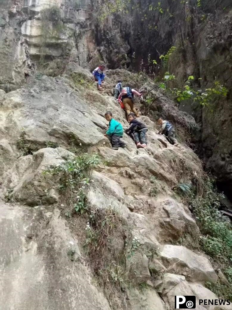 ＂Sky school bus＂ ensures safer trip to school for students in mountainous village