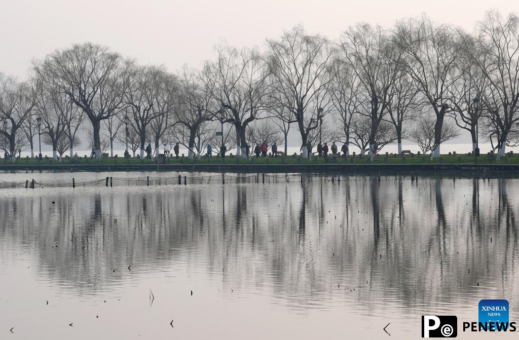 Tourists enchanted by spring scenery of West Lake in east China