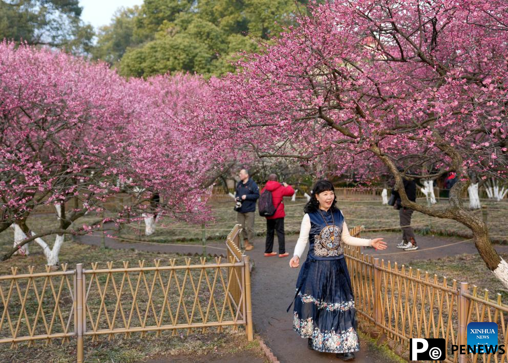 Tourists enchanted by spring scenery of West Lake in east China