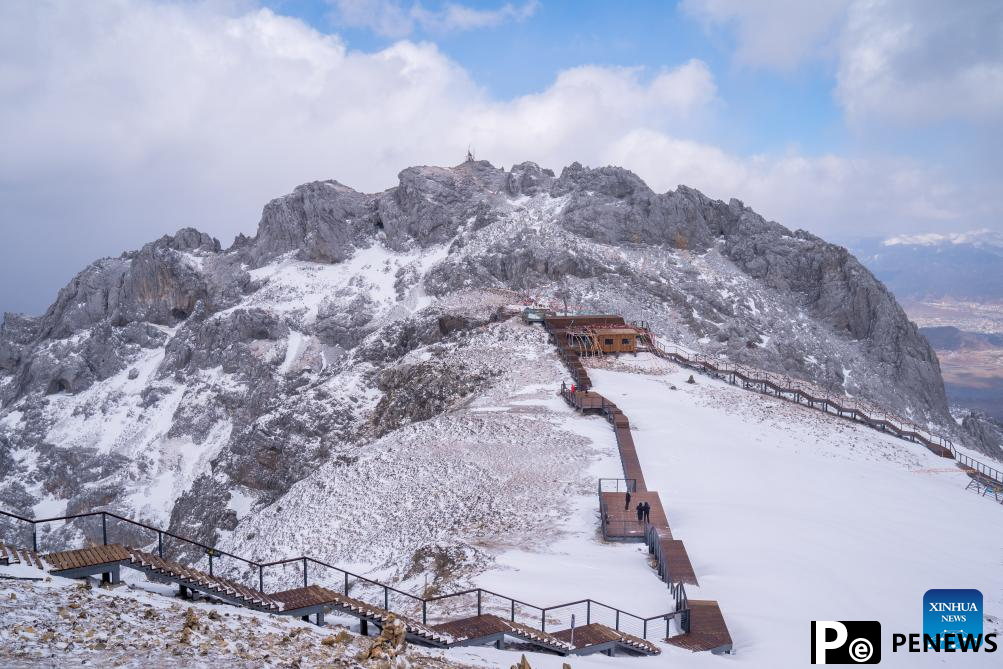 Picturesque snowy scene on snow mountain attracts tourists in SW China