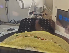 China's first robot chef approved for commercial use, can make pancake roll in 3 minutes
