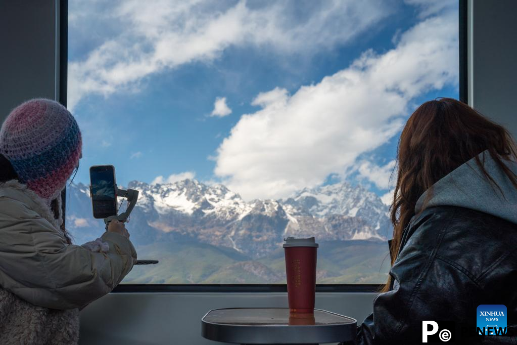 Sightseeing train in SW China becomes new tourism hot spot