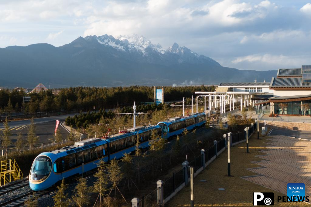 Sightseeing train in SW China becomes new tourism hot spot