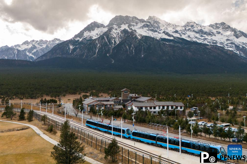 Sightseeing train in SW China becomes new tourism hot spot