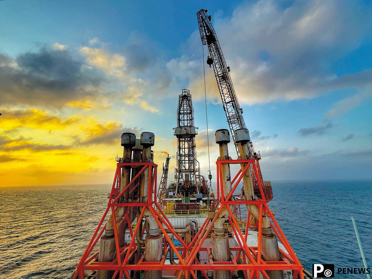 Drilling platform captures, stores carbon