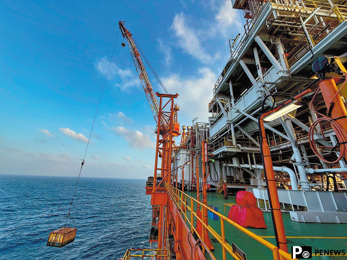 Drilling platform captures, stores carbon
