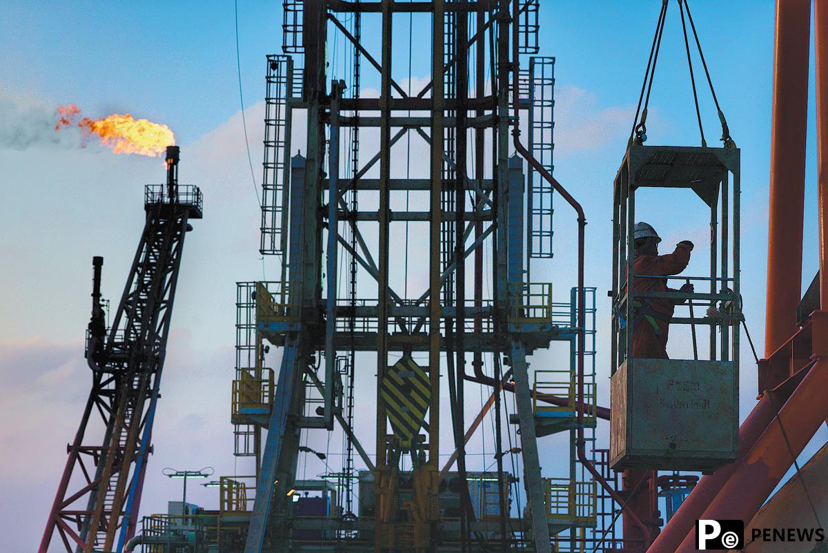Drilling platform captures, stores carbon