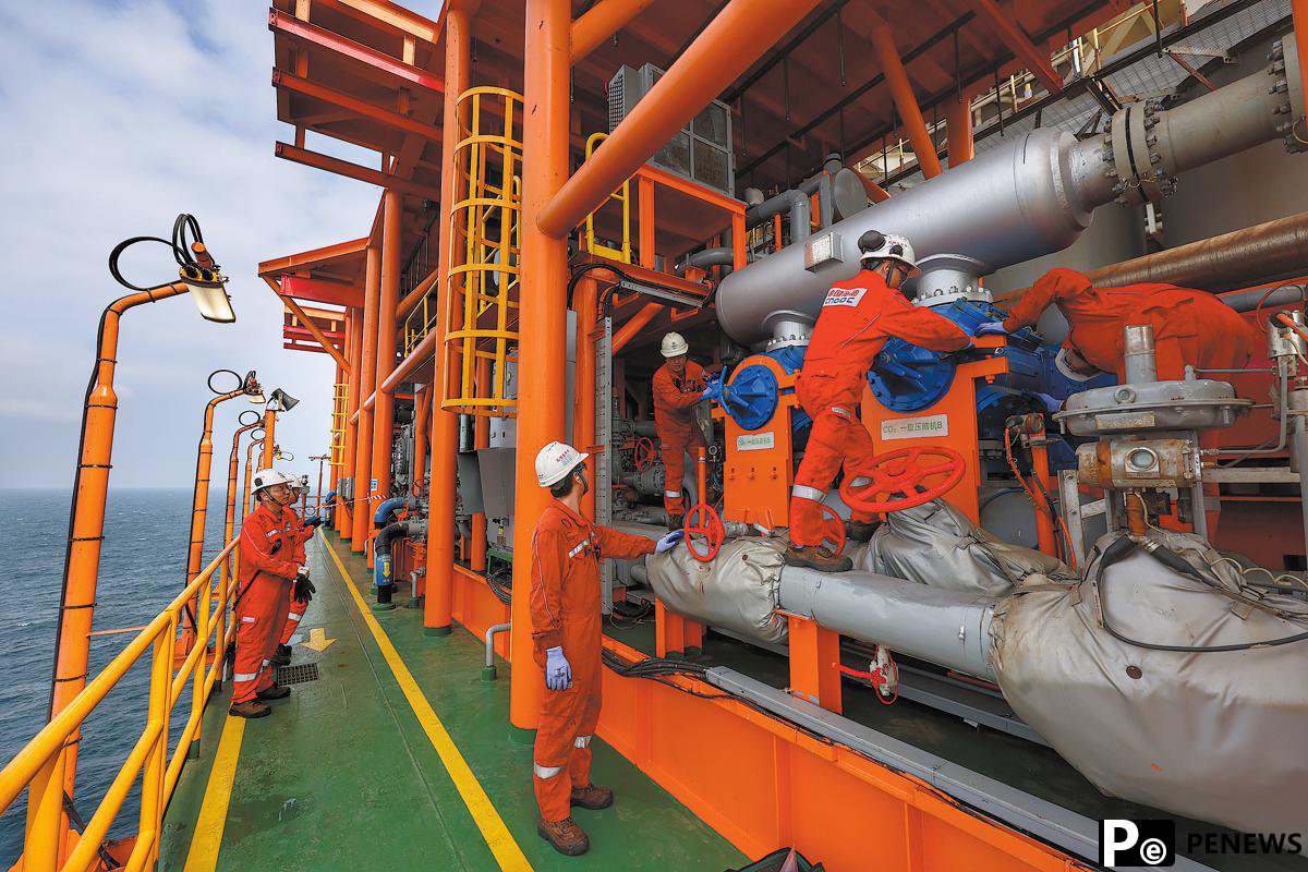 Drilling platform captures, stores carbon