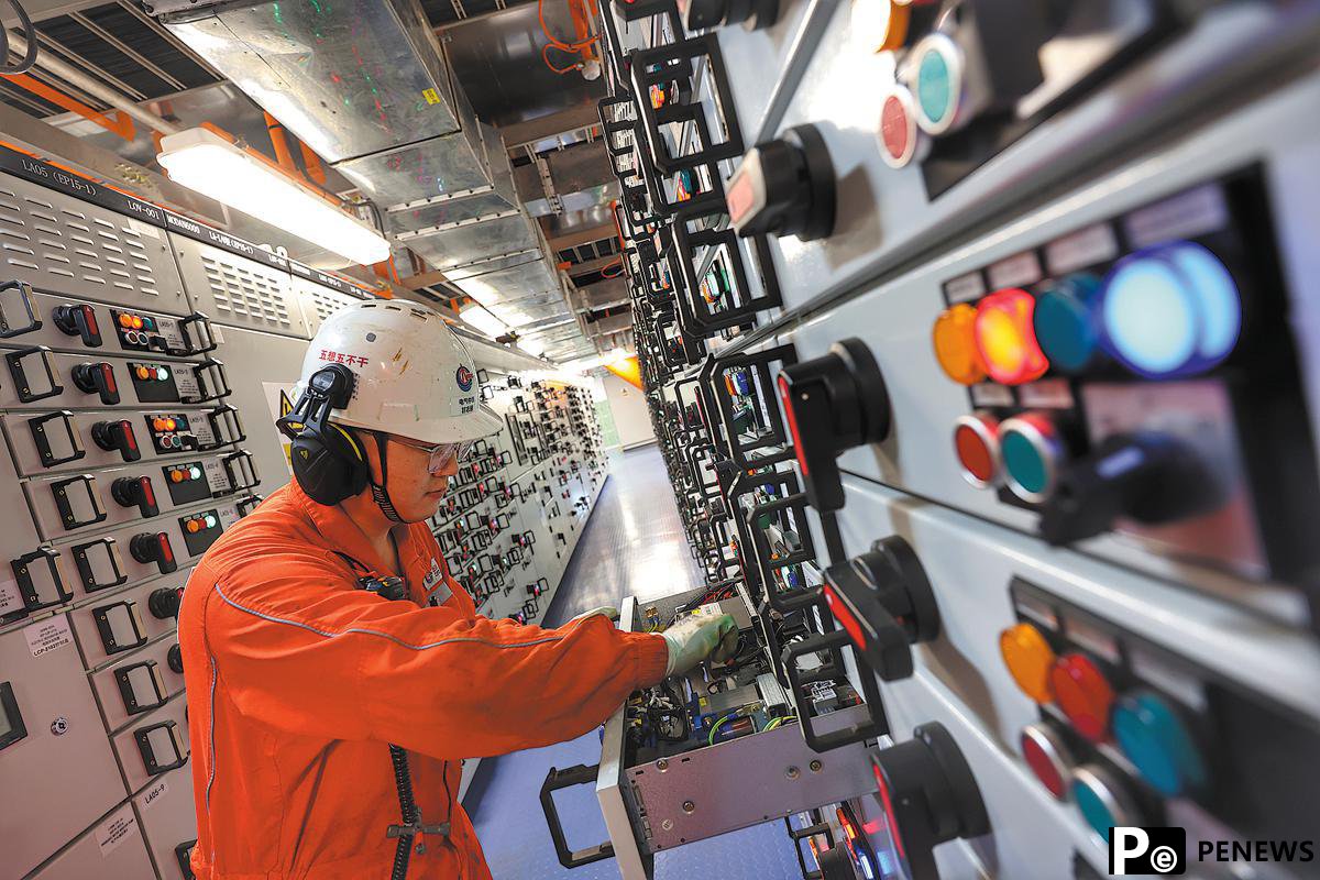 Drilling platform captures, stores carbon