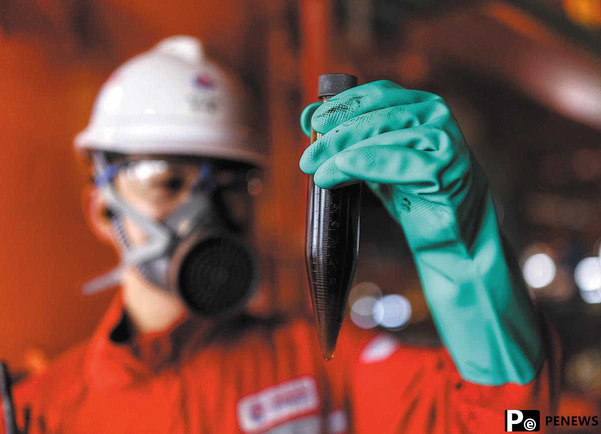 Drilling platform captures, stores carbon