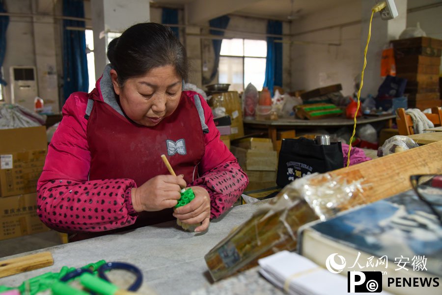 Oil paint brush industry thrives in Jingxian county, E China