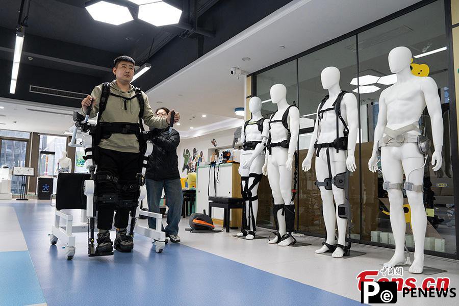 Robotic exoskeleton helps people with disabilities walk upright in Hangzhou