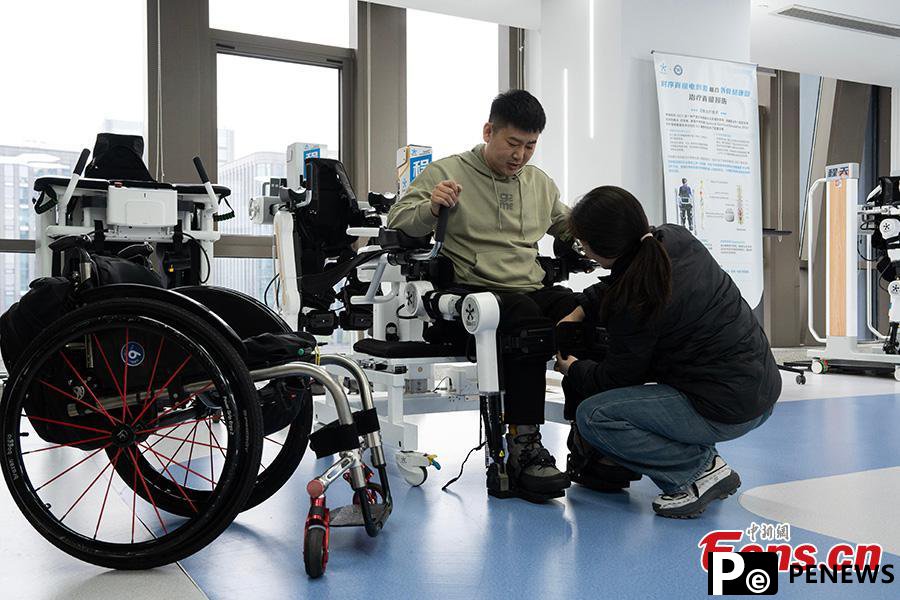 Robotic exoskeleton helps people with disabilities walk upright in Hangzhou